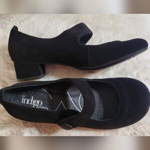 Indigo Mary Jane Black Suede leather Women's  1.5" Heel. Sz 6